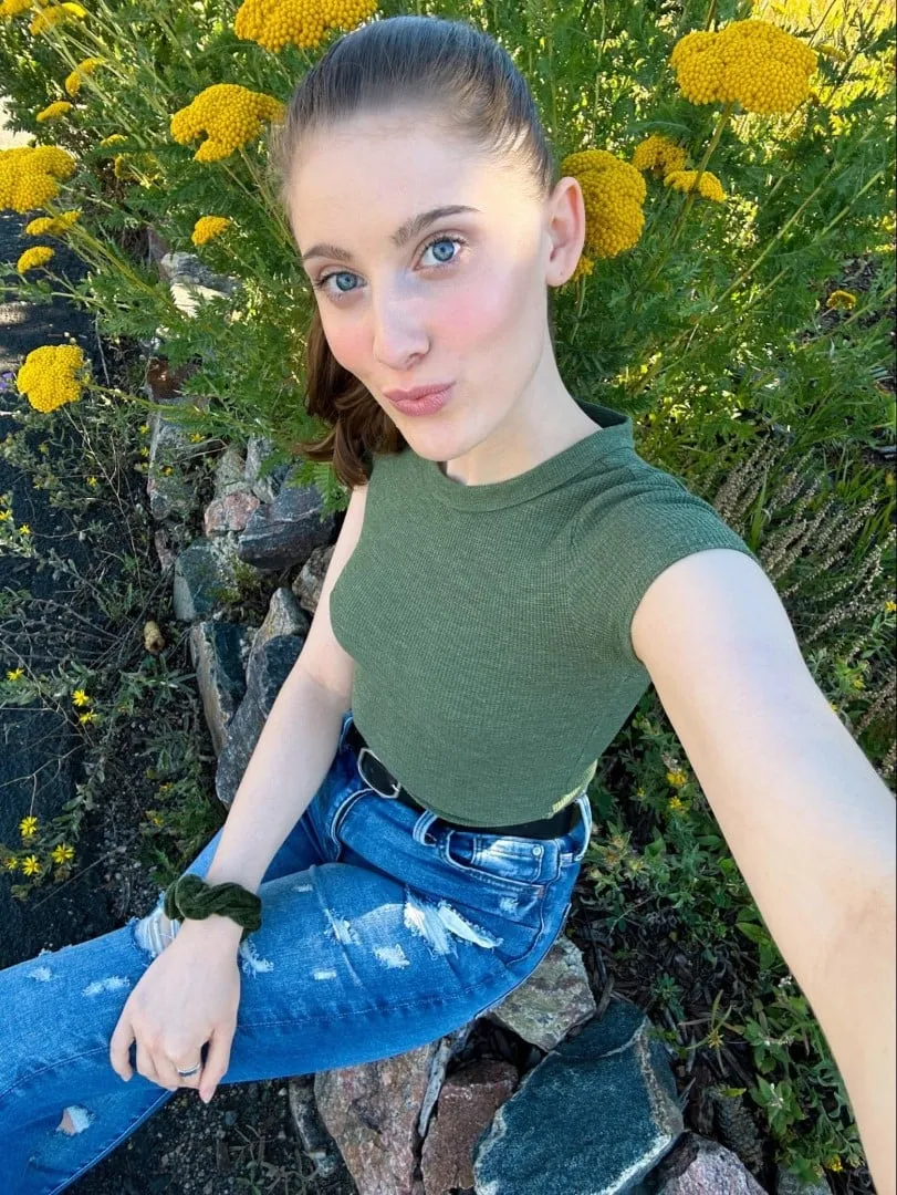Donna provocante spiega abbonamenti OnlyFans come funzionano dettagli